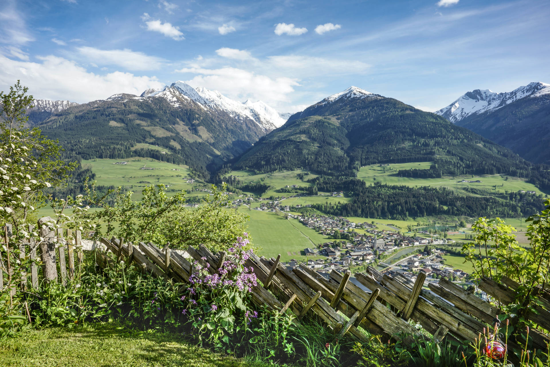 Panoramablick über Niedernsill und die Hohen Tauern